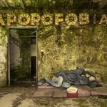 "Aporofobia" Spray su parete e pavimentazione in rovina (dimensioni variabili) (anamorfismo) San Leonardo di Siete Fuentes 2025
