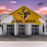 "Mama Mzazi" Smalto sintetico e spray su parete 8x5,5 m Pawaga (Africa) 2025