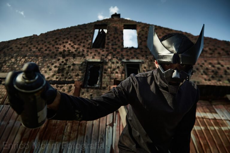 Manu Invisible con bomboletta spray