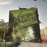 "Sorry We are Open"  quarzo e spray su muro 226mq Cagliari 2021